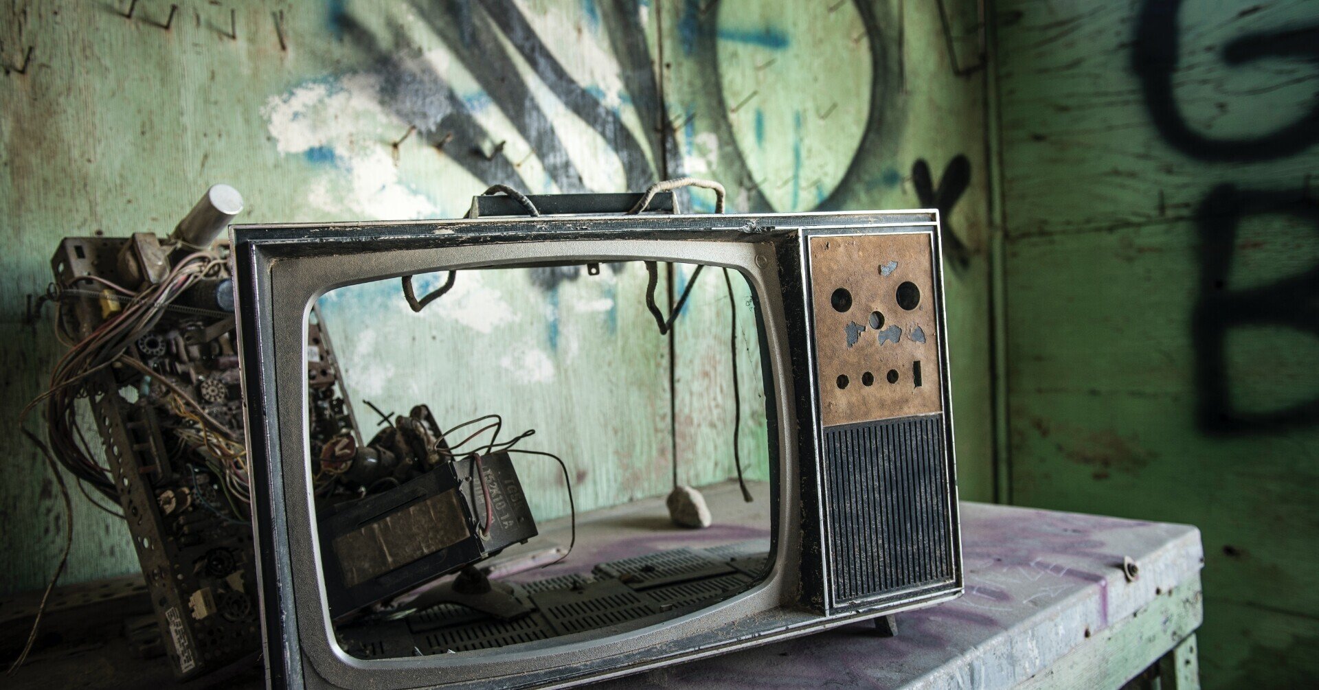 衰退していく日本のテレビ業界について語る